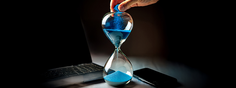 Zandloper bij laptop