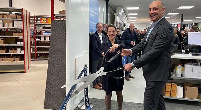 Wethouder Hedwich Rinkes en Solar Nederland-directeur Michel Rohrman openen het nieuwe Service Center in Heerenveen